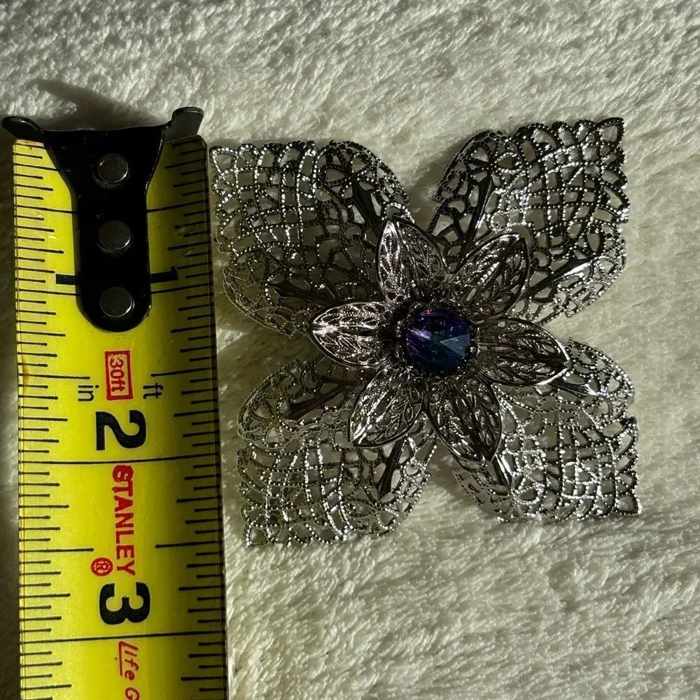 Brooch Flower Rhinestone Center‎ Filigree Vintage Silver cottagecore  jewlery